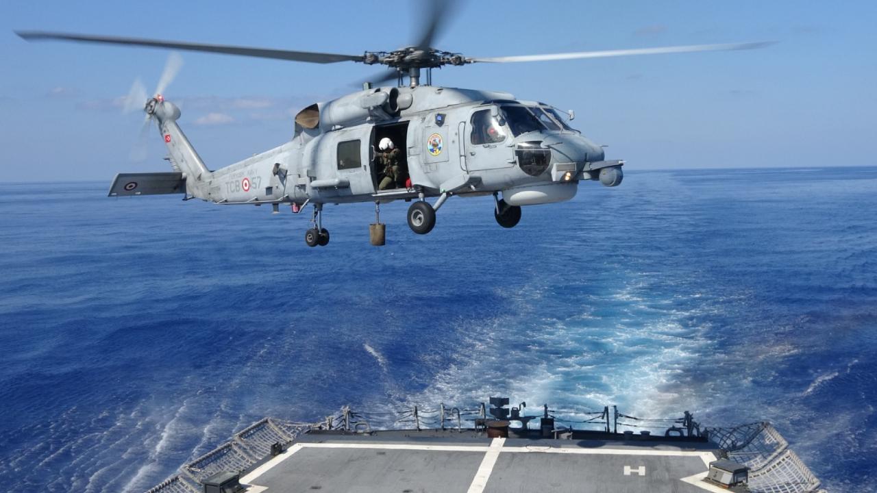 TCG Gökova, helikopter ile ikmal eğitimleri icra etti