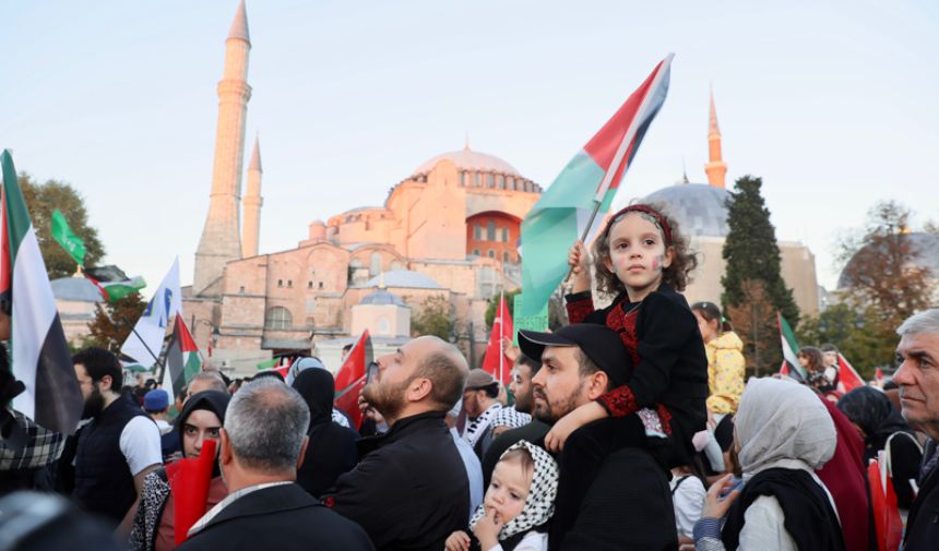 İstanbul'da Filistin'e destek yürüyüşü: Binlerce kişi katıldı