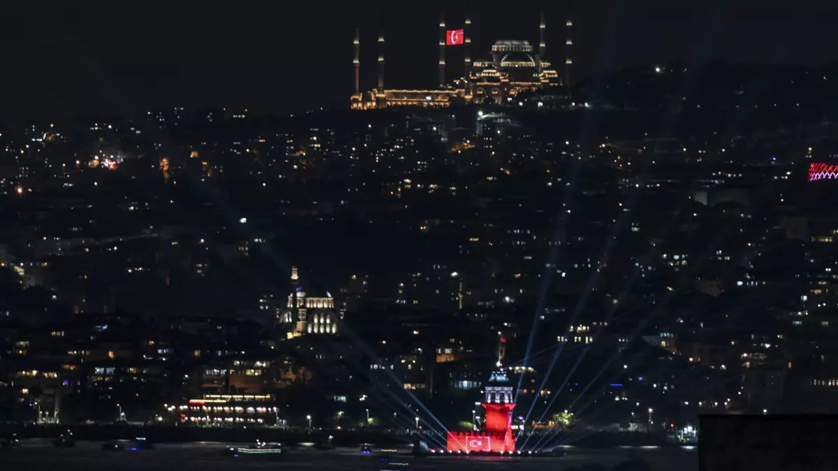 İstanbul'un simgeleri Türk bayrağına büründü