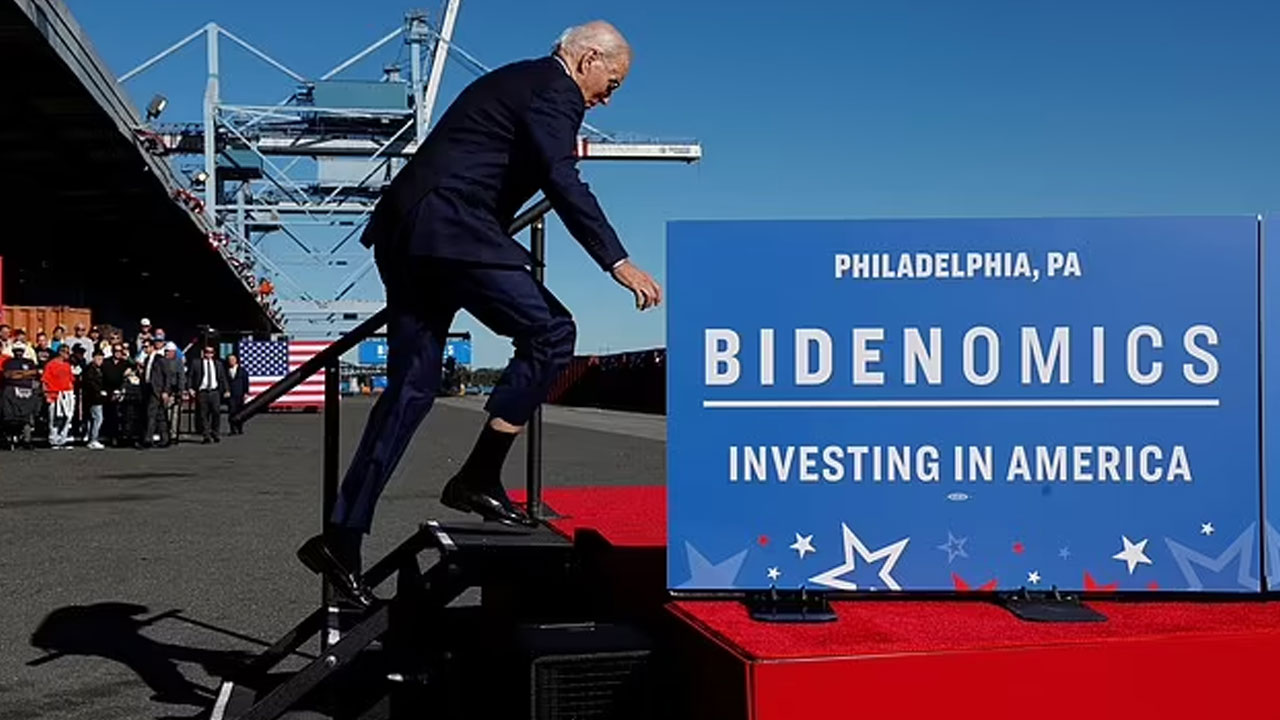 Biden yine dillere düştü! Düşmeye ramak kala