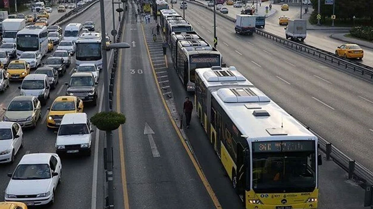 İstanbul'da metrobüs seferlerine bisiklet turu düzenlemesi