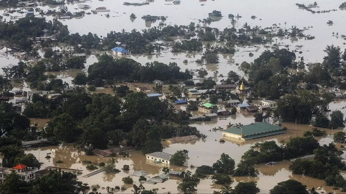 Myanmar'da seller 10 bin kişiyi yerinden etti