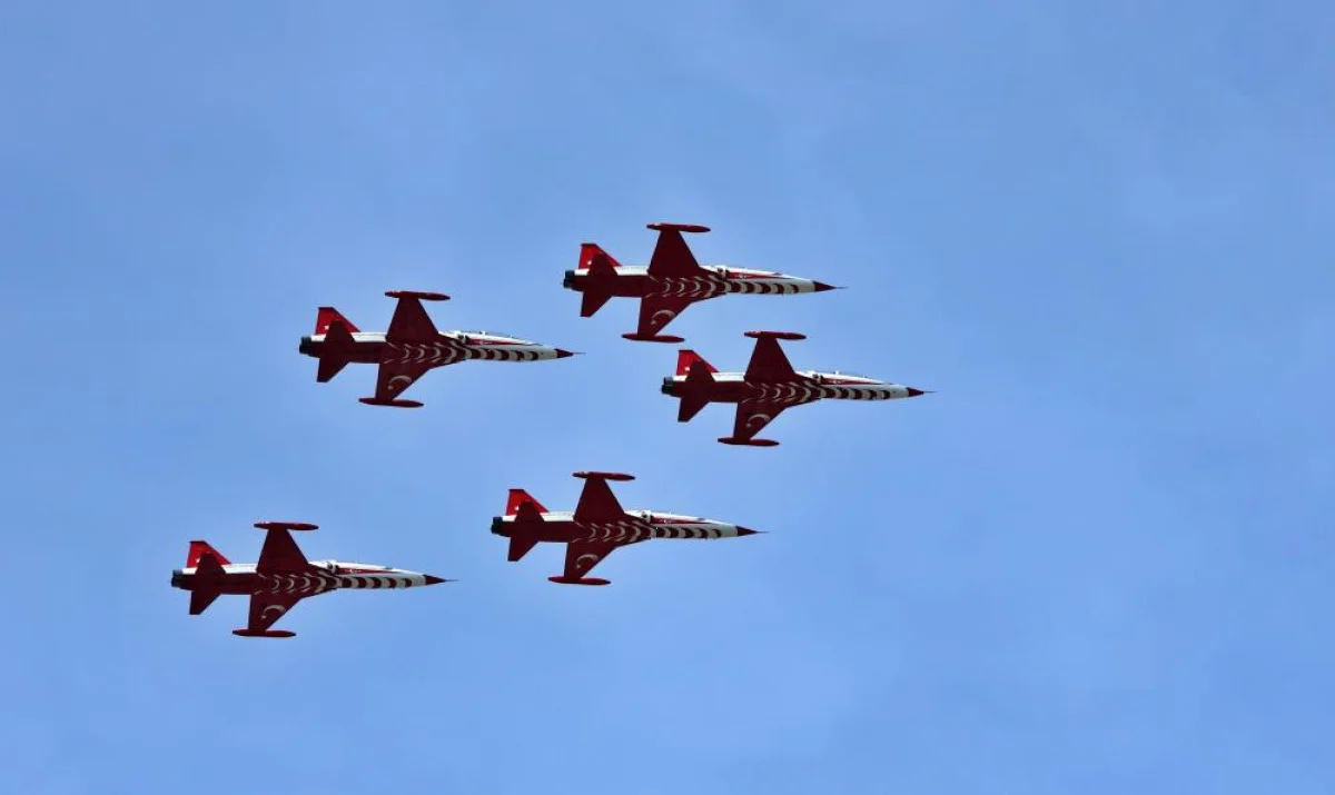 Antalya'da Türk Yıldızları'ndan Ata'ya saygı uçuşu