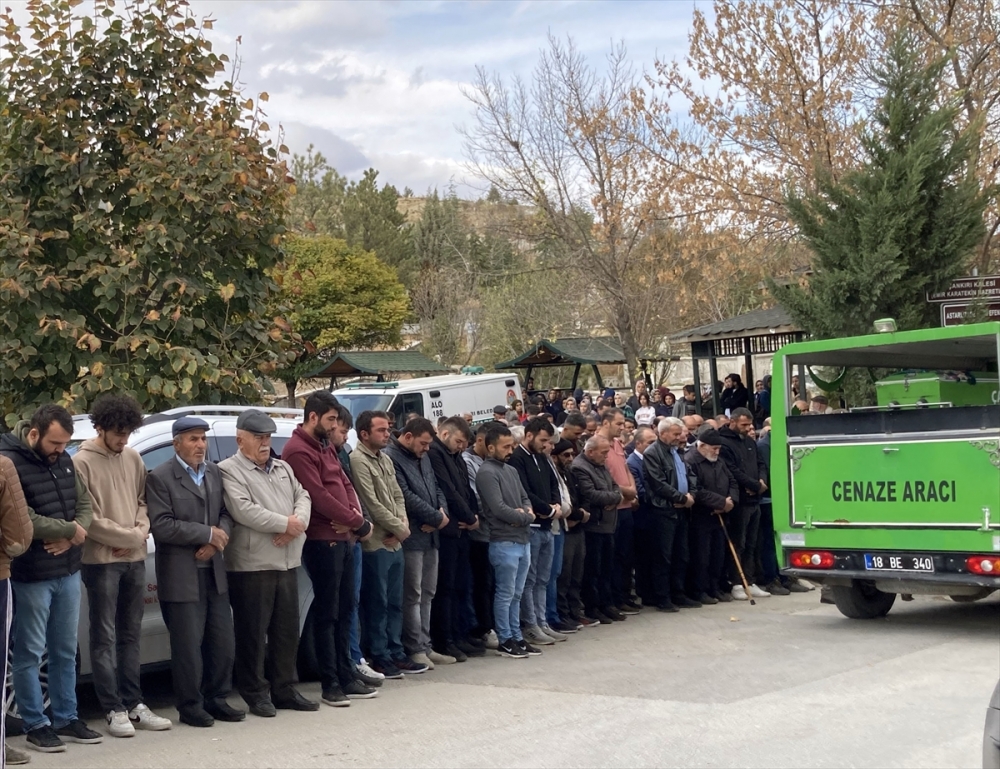 Çankırı'da evindeki bazanın altında ölü bulunan kadının cenazesi defnedildi