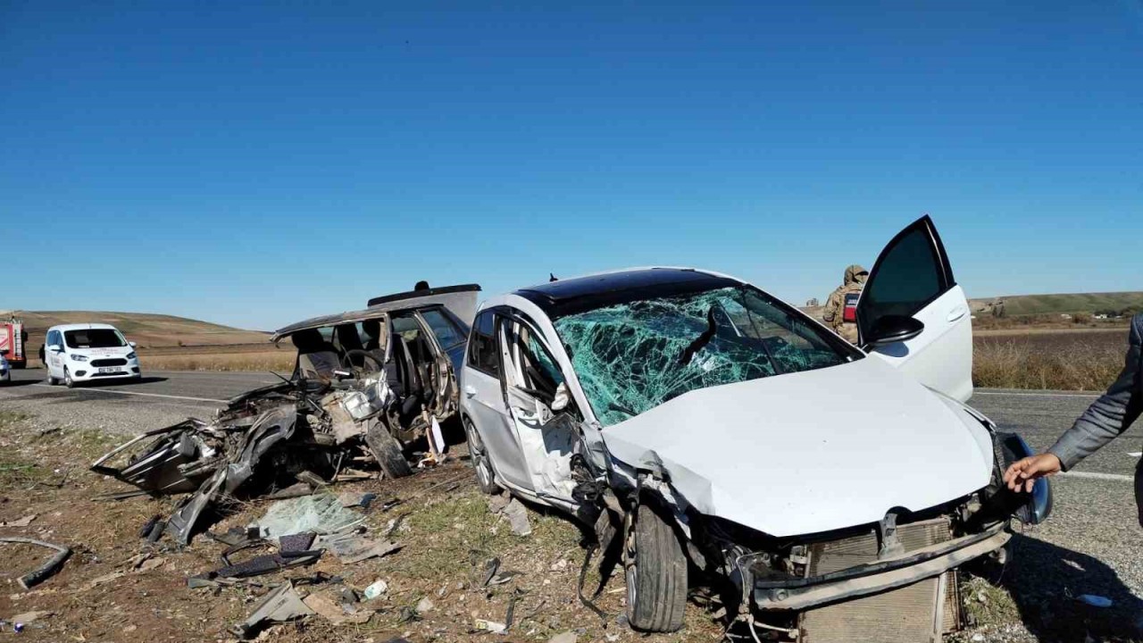 Diyarbakır’da iki otomobil kafa kafaya çarpıştı: 2 ölü, 1 yaralı