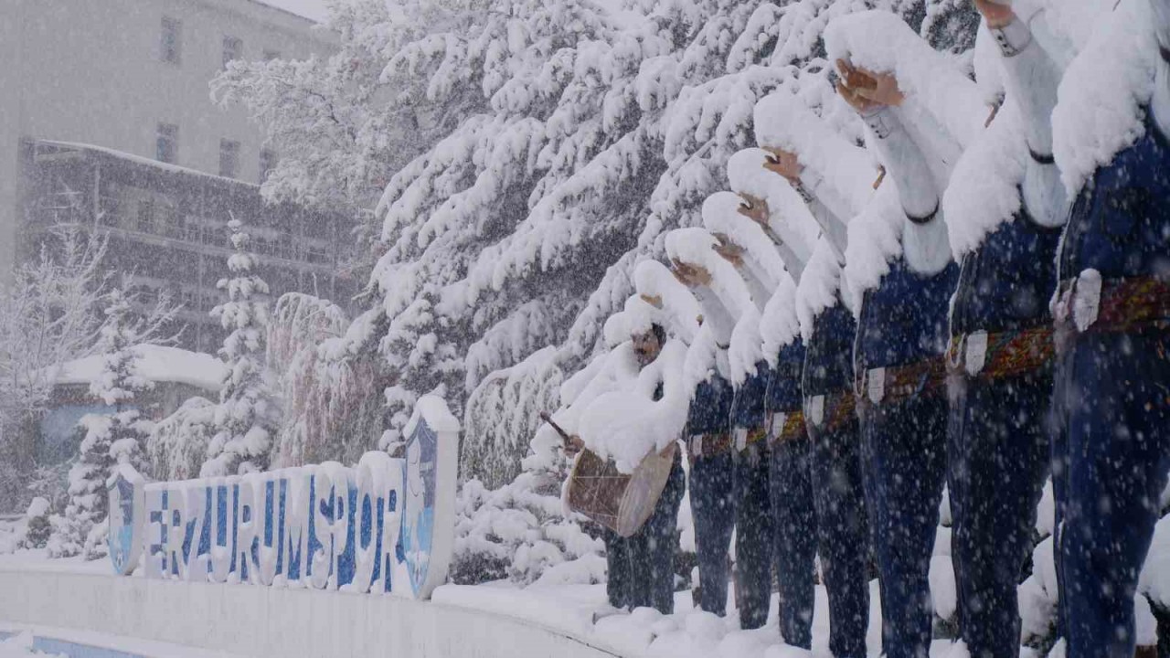 Erzurum’da kar yağışı hayatı olumsuz etkiliyor