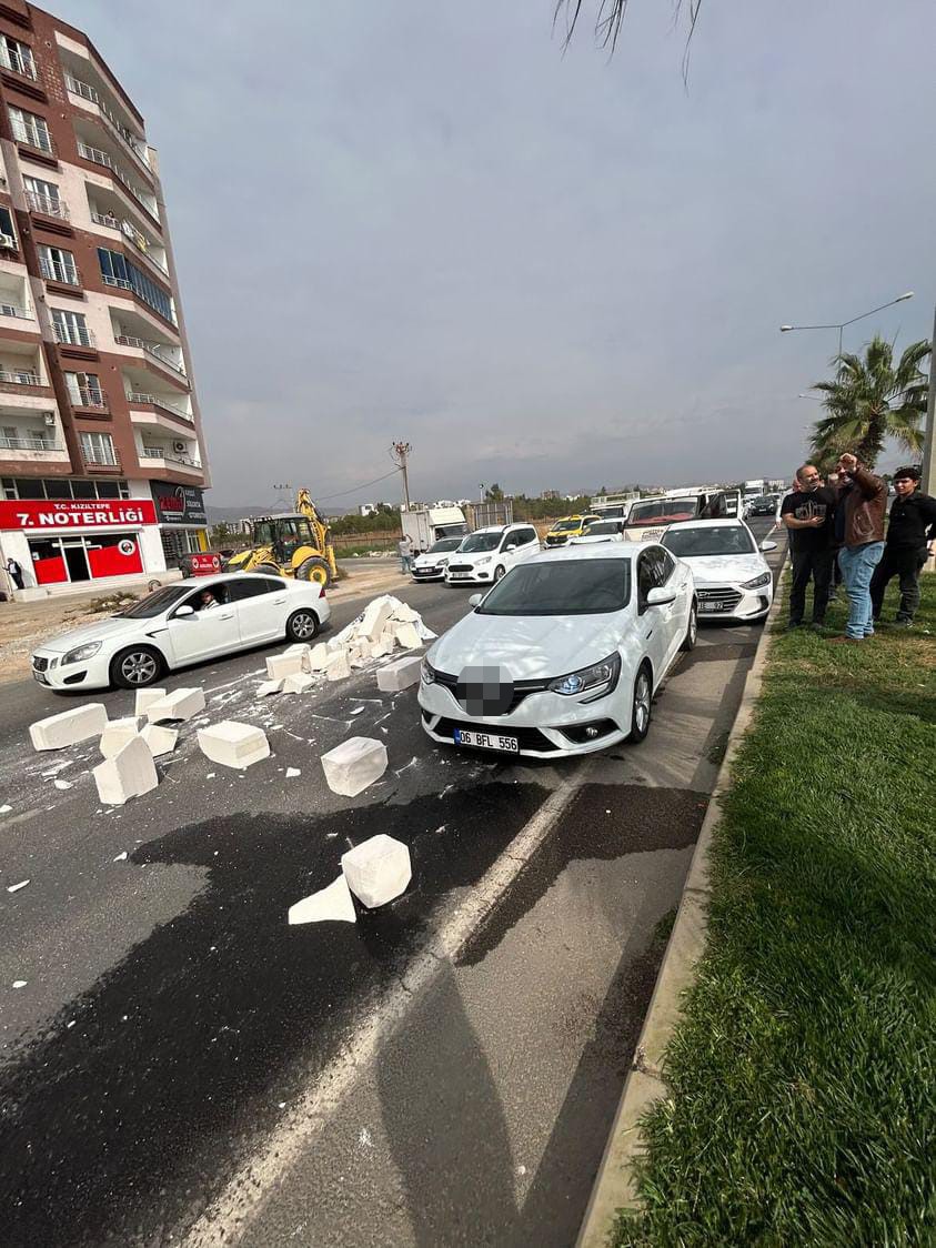 Mardin’de tırdan düşen kireç taşları trafiği olumsuz etkiledi