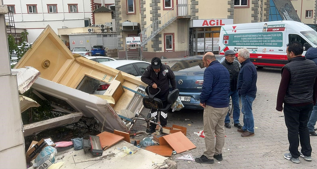 Engelli kızıyla birlikte evinden çıkarılan yaşlı kadın gözyaşlarına boğuldu