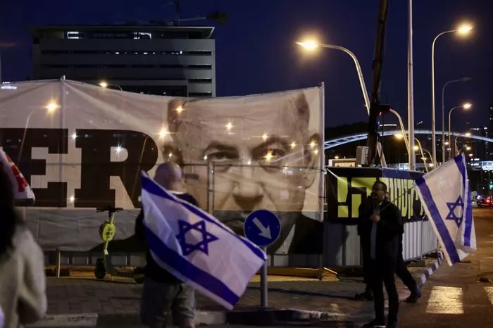 Bebek katili konutunun önünde protesto edildi... Netanyahu'ya istifa çağrısı