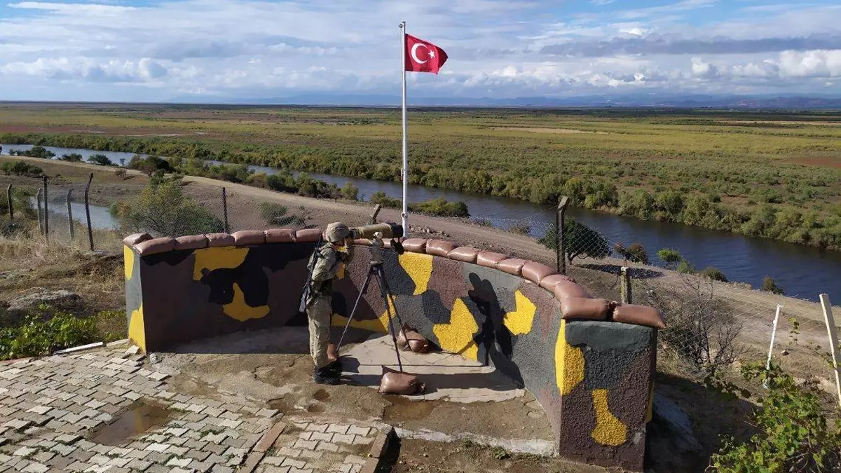 Yunanistan'a kaçmaya çalışan 11'i FETÖ'cü, 1'i PKK'lı, 1'i DHKP-C'lı 13 şüpheli yakalandı