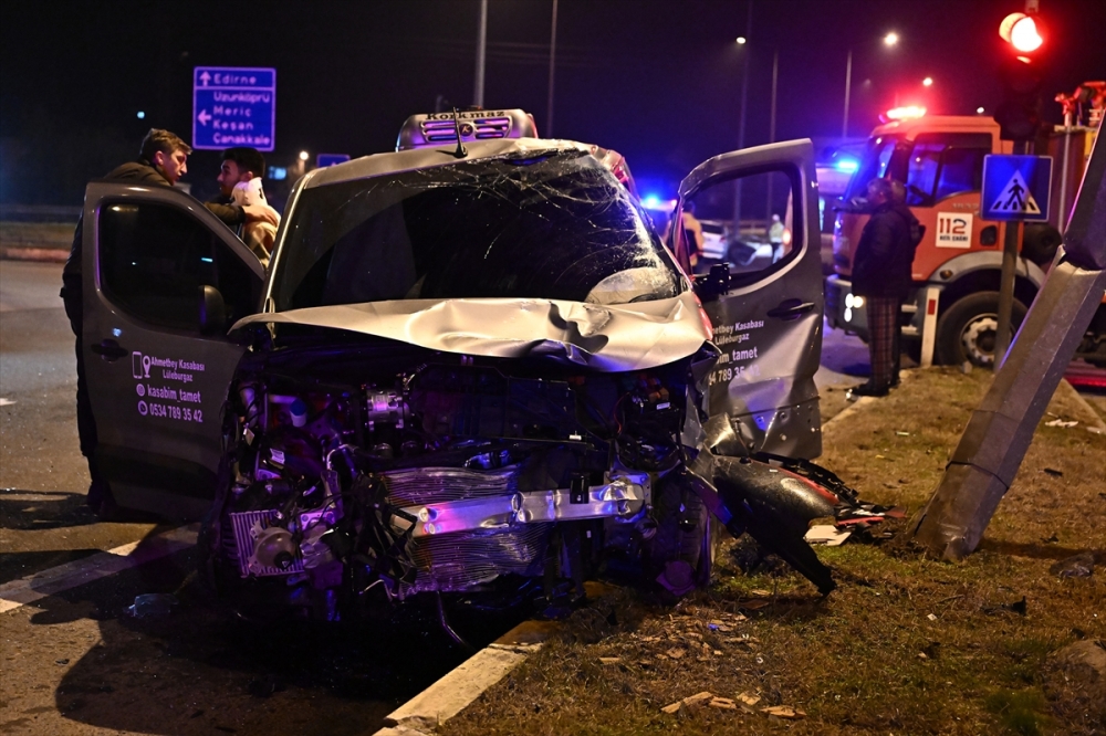 Edirne'de otomobille panelvanın çarpıştığı kazada 1 kişi öldü, 5 kişi yaralandı