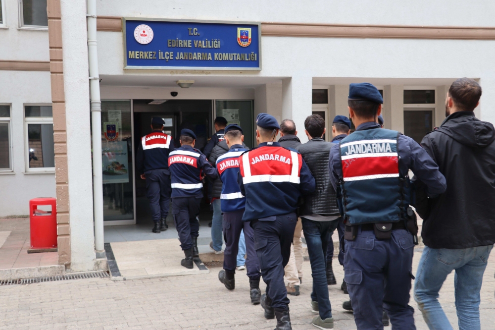 Edirne'de yurt dışına kaçma girişimindeki 8 terör örgütü mensubu yakalandı