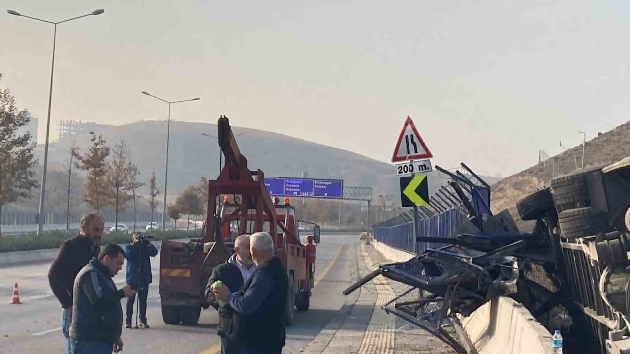 Ankara’da servis otobüsü devrildi: 2 yaralı