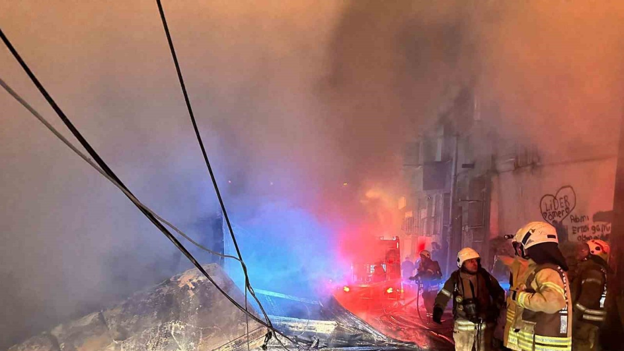 Beyoğlu’nda 3 katlı ahşap bina alevlere teslim oldu