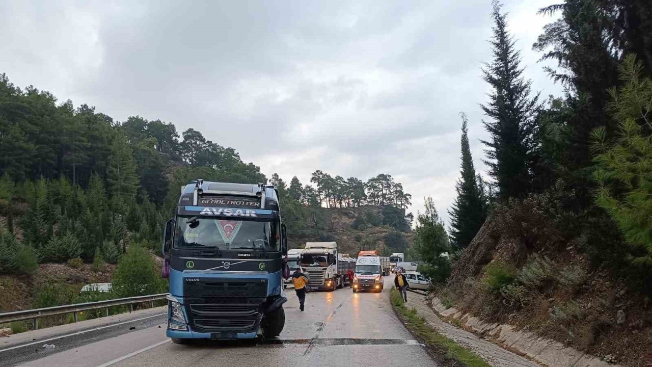 Burdur’da 2 otomobil ve tır çarpıştı: 1 yaralı