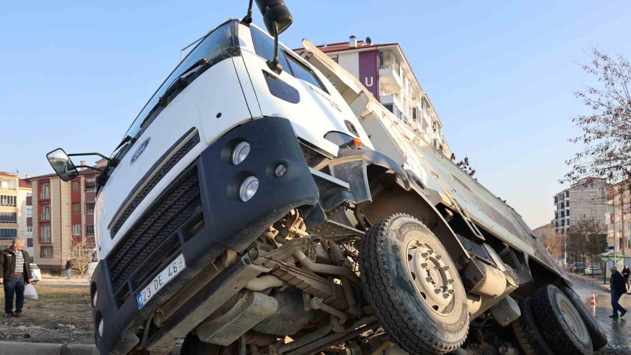 Elazığ’da ilginç kaza: Yol çöktü kamyon çukura düştü