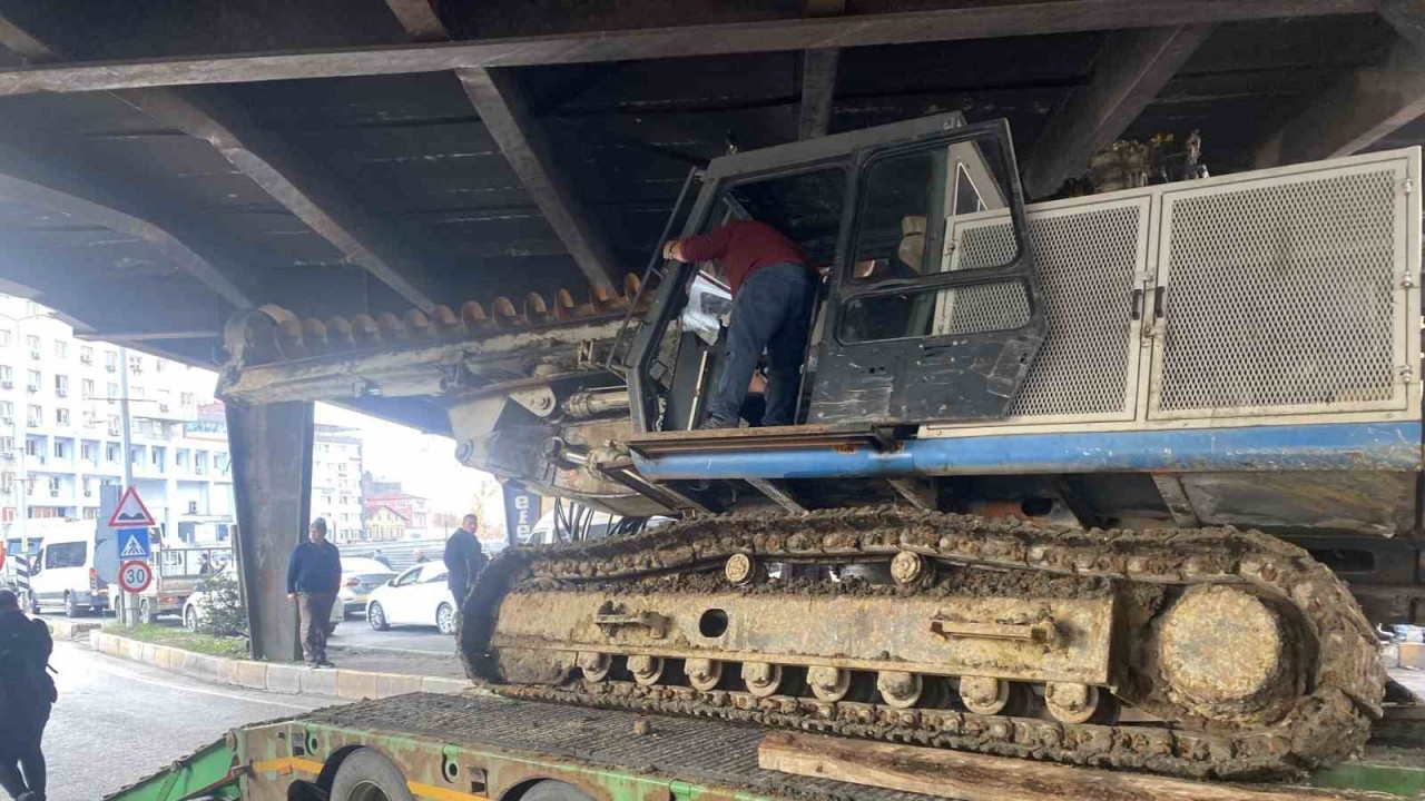 İş makinesi dorseden düştü, trafik kilitlendi