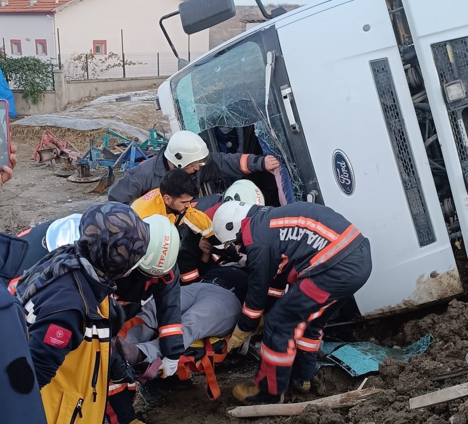 Kontrolden çıkan kamyon devrildi: 1 yaralı