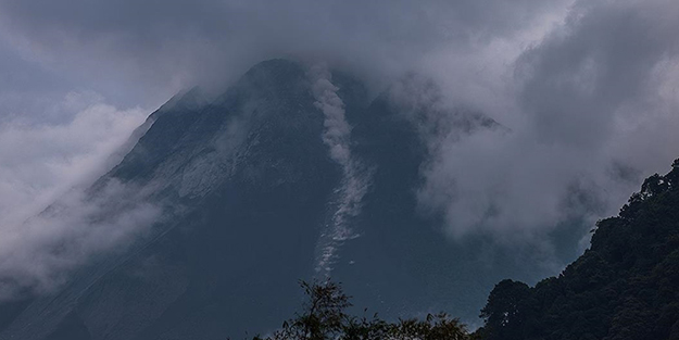 Endonezya'daki Merapi Yanardağı kül püskürttü