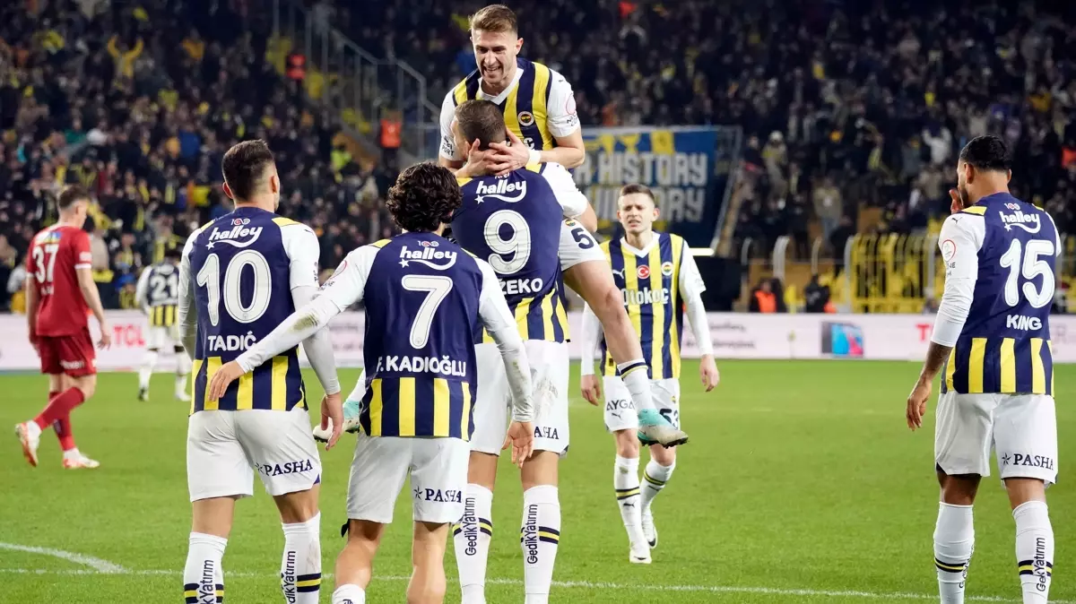 Fenerbahçe ilk yarıyı lider tamamladı!