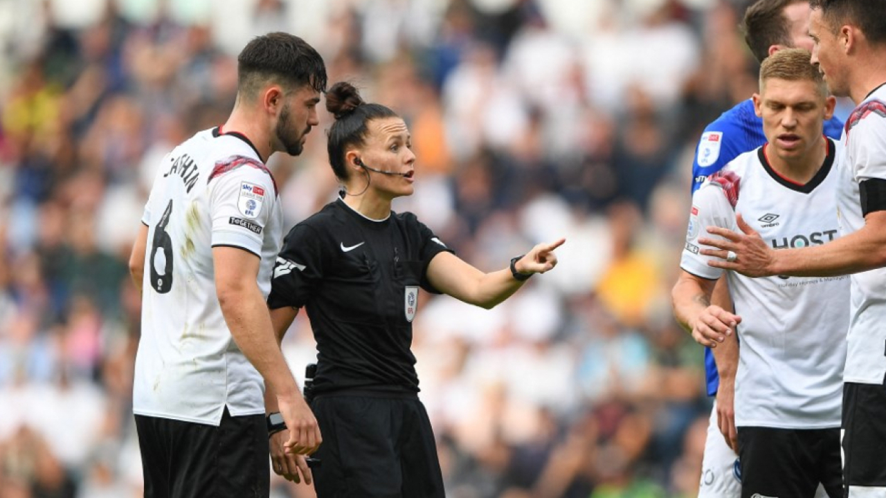 Premier Lig tarihinde ilk: Kadın hakem maç yönetecek