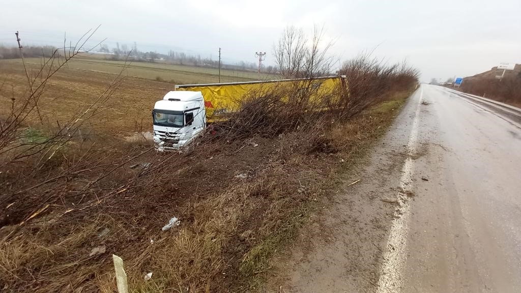 Amasya’da tır devrildi: 1 yaralı