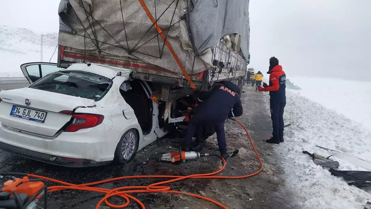 Bitlis'te feci kaza! Tırın altına giren araçta 2 kişi hayatını kaybetti