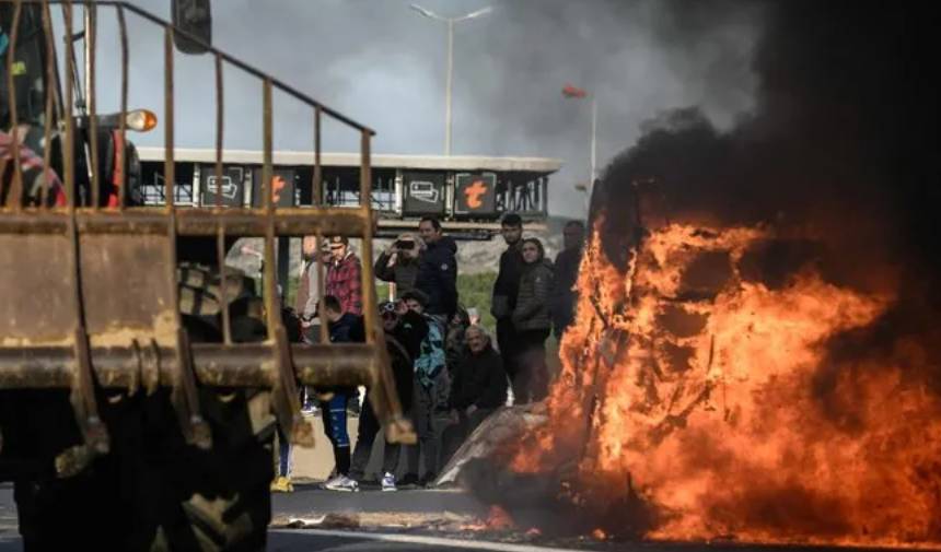 Fransa alev alev! ! Devlet kurumları ateşe verildi