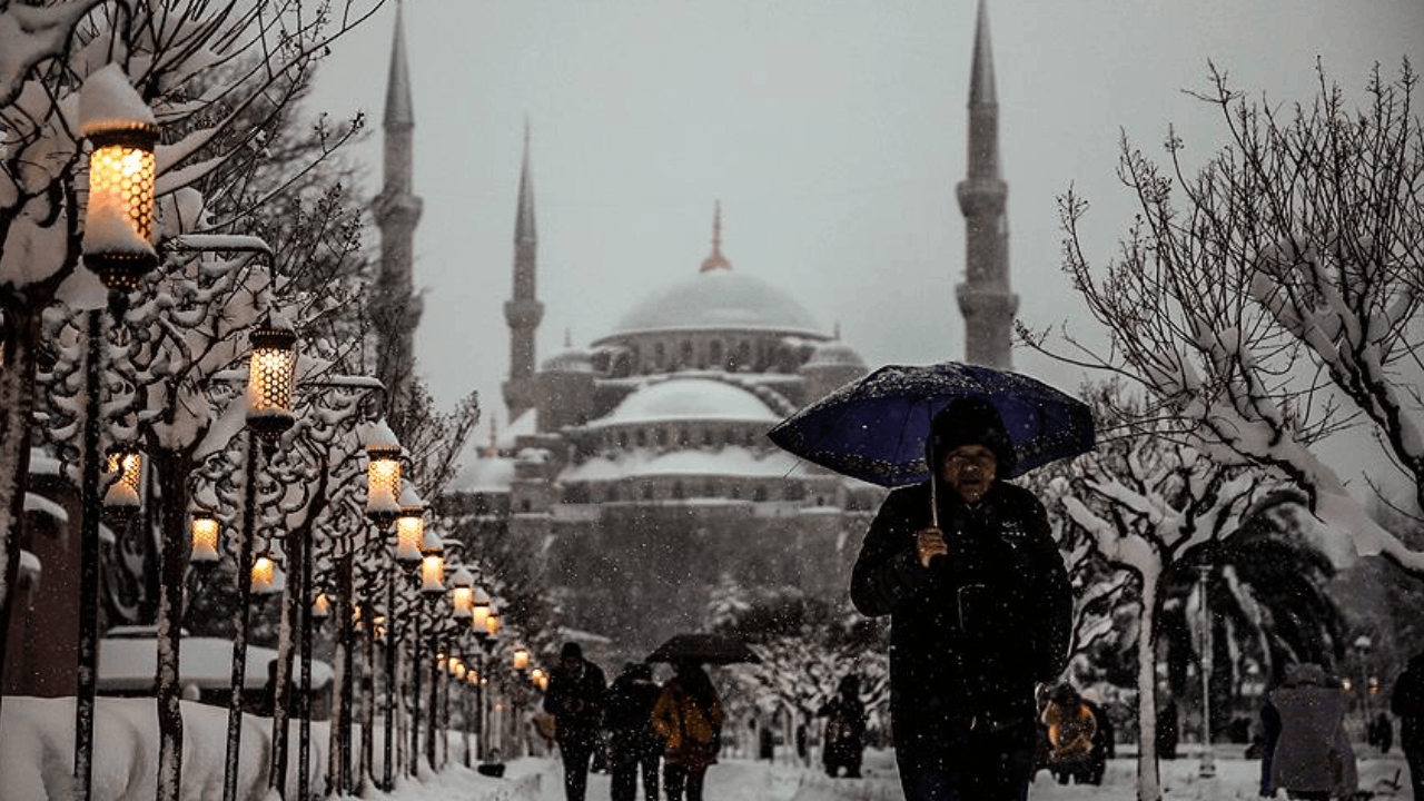 İstanbul'a kar ve fırtına uyarısı: Birden üşüyeceğiz