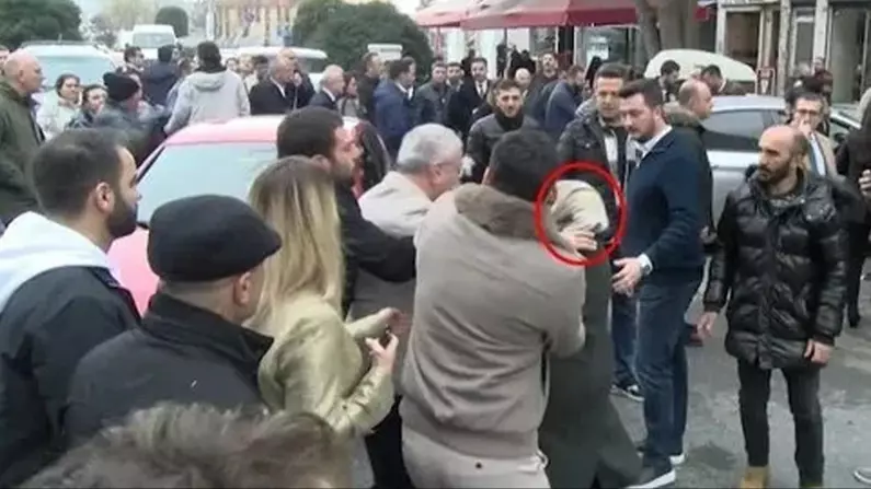 Kadının boğazını sıkıp küfür etti! CHP'li Başkan Yardımcısı Akkuş'tan küstah sözler