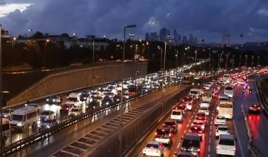 İstanbul kilit! Trafik yoğunluğu yüzde 90'a ulaştı