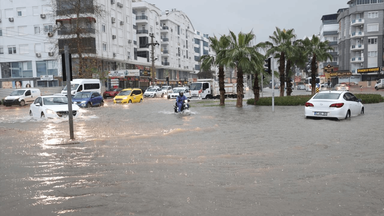 Antalya'yı sel vurdu: 5 ilçede eğitime ara