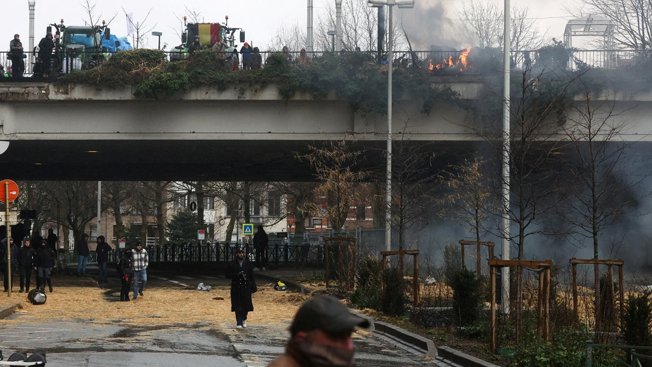 Avrupalı çiftçiler ile polis arasında çatışma