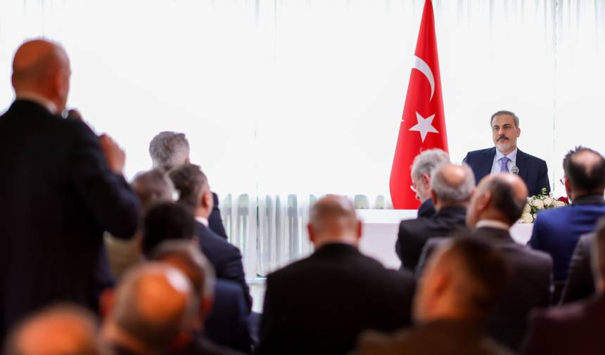 Dışişleri Bakanı Fidan, Almanya'da Türk vatandaşları ve STK temsilcileriyle buluştu