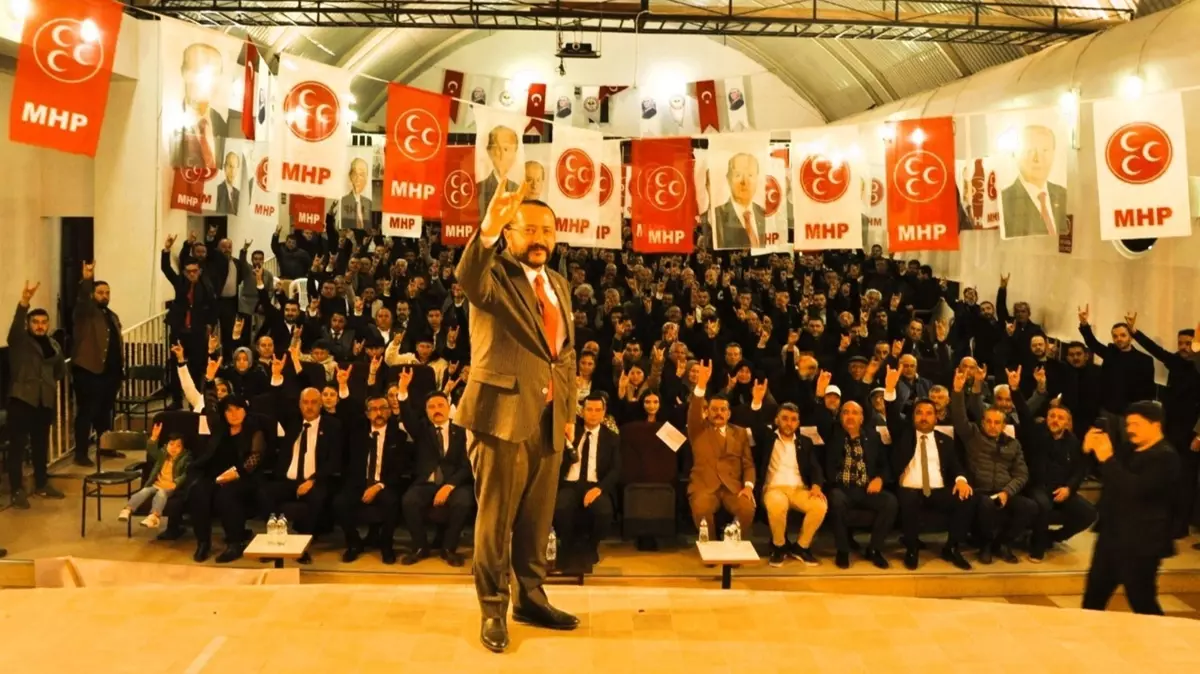 Partilerinden istifa eden 170 kişi MHP'ye katıldı