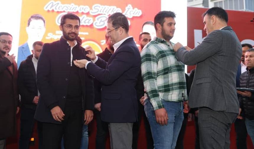 Silifke’de MHP’ye katılım! Yeni üyelere rozetleri takıldı