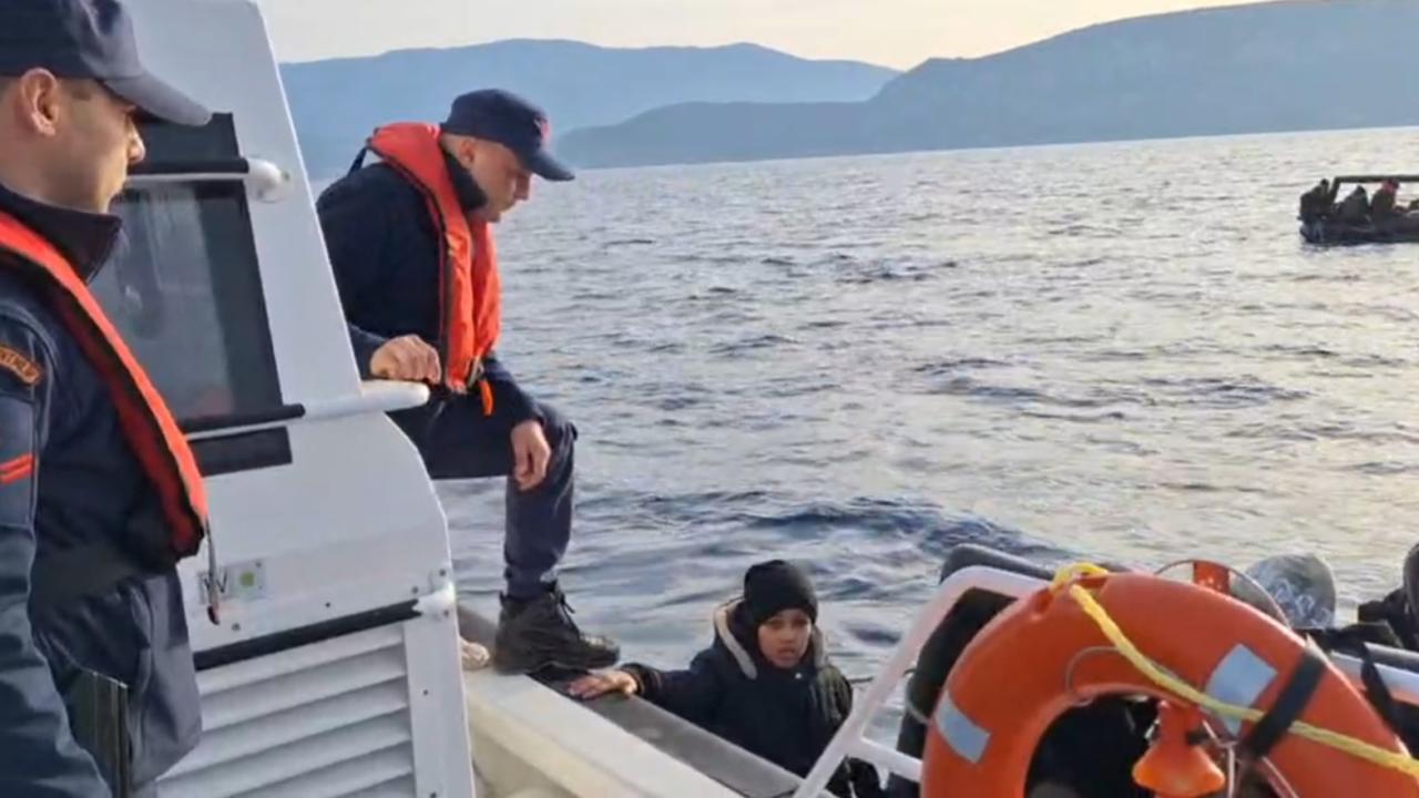 İzmir açıklarında 46 düzensiz göçmen kurtarıldı