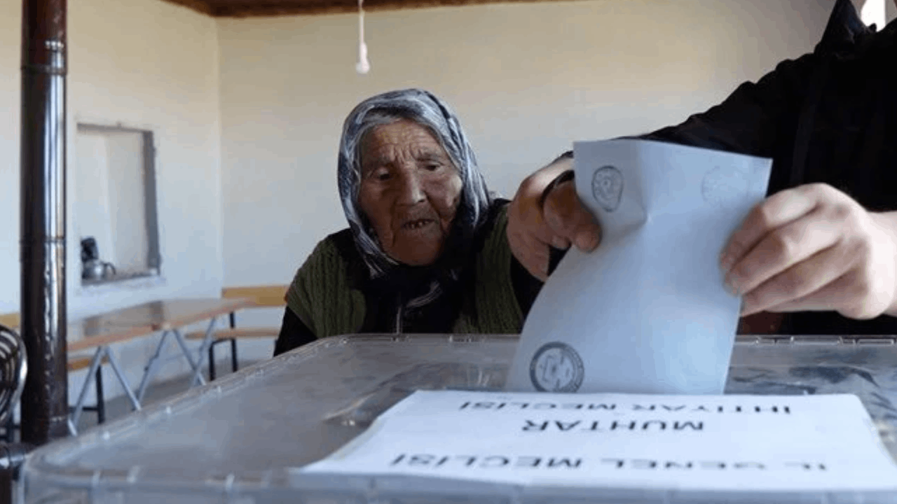 1907 doğumlu! Türkiye'nin en yaşlı seçmeni Arzu nine oyunu kullandı