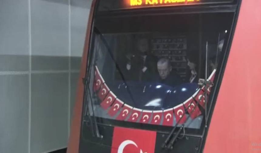 Cumhurbaşkanı Erdoğan vatman koltuğuna oturdu, test sürüşü yaptı