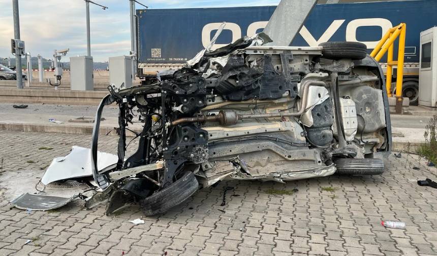 Gişeye çarpıp motoru fırlayan otomobilin sürücüsü hayatını kaybetti