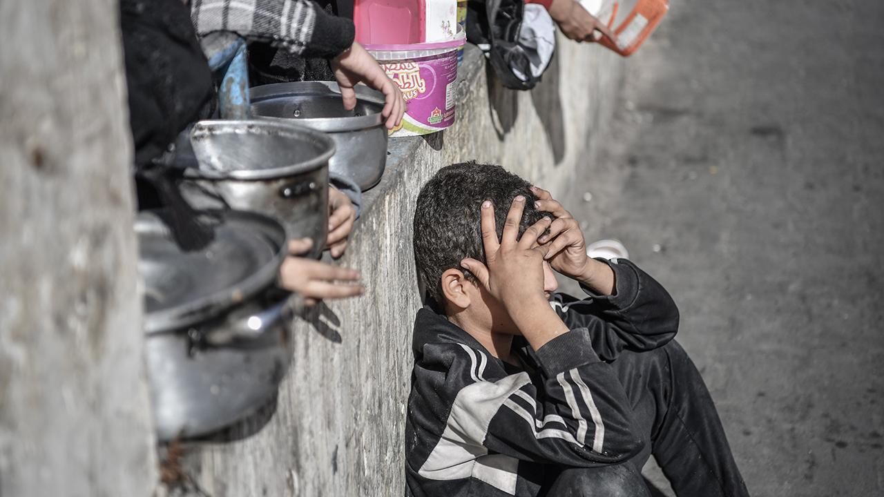 Gazze'de insanlık dramı! Açlıktan ölmemek için hayvan yemi yiyen çocuklar zehirleniyor