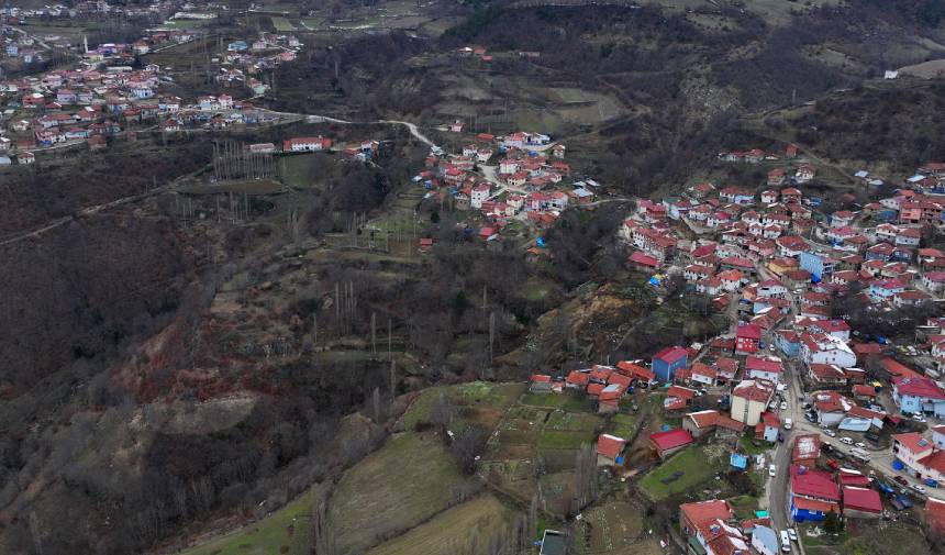 Şaşkınlık yaratan olay! 900 nüfuslu köy ikiye ayrıldı