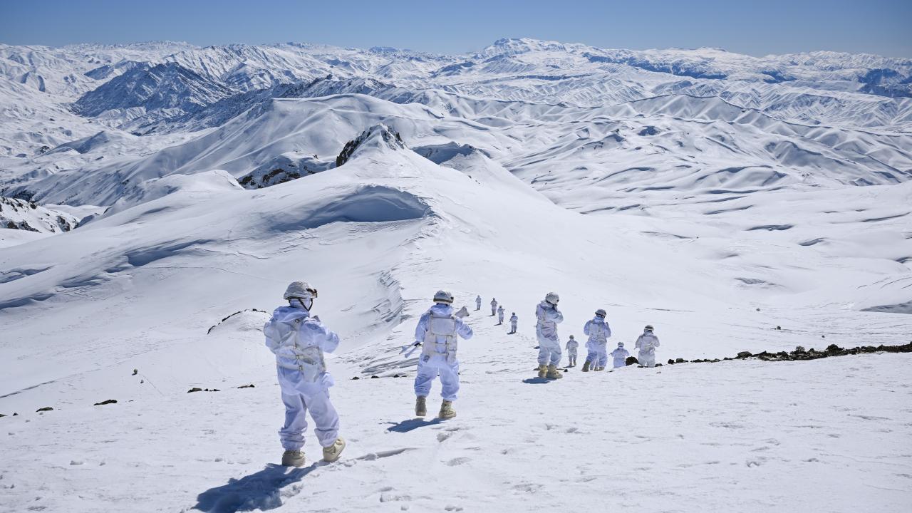Jandarma karlı dağlarda terörle mücadeleyi sürdürüyor