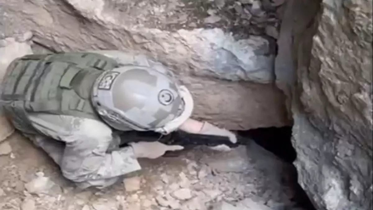 PKK'ya darbe! Halatla inilen mağarada ele geçirildi