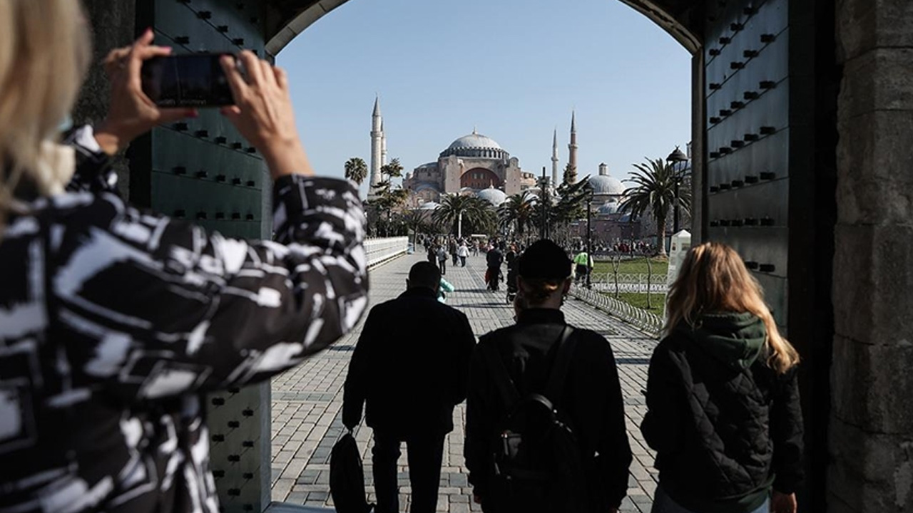 Bakanlık açıkladı: Yılın ilk yarısında turist rekoru