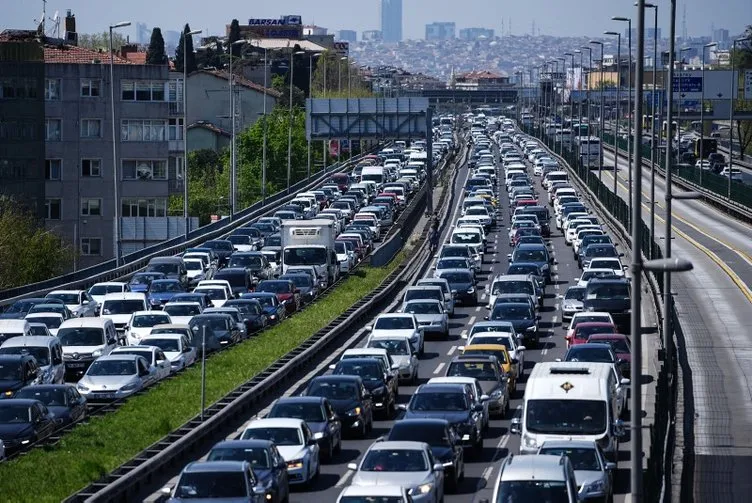 İstanbul’da bayram yoğunluğu: Trafik kilitlendi vatandaş sahile akın etti!