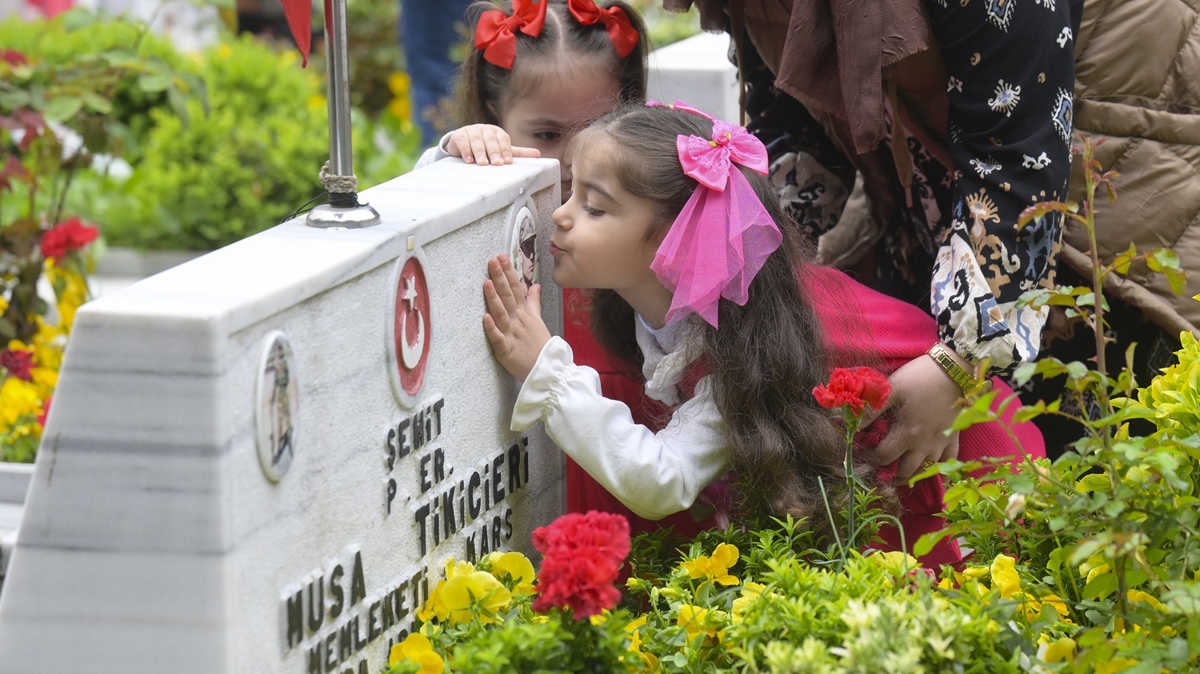 Bayram günü Edirnekapı Şehitliği'nde duygulandıran anlar