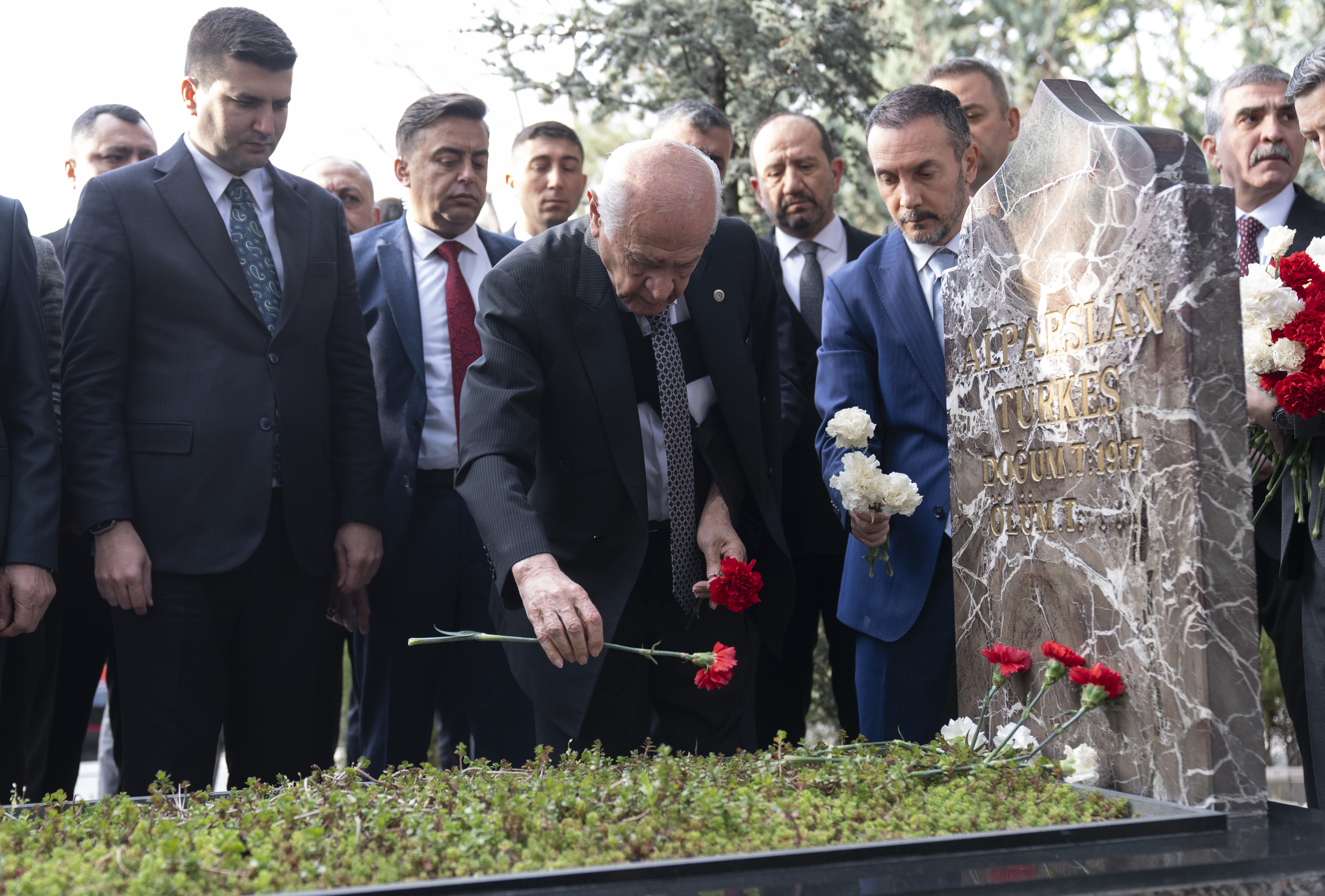 MHP Lideri Devlet Bahçeli, Alparslan Türkeş'in kabrini ziyaret etti