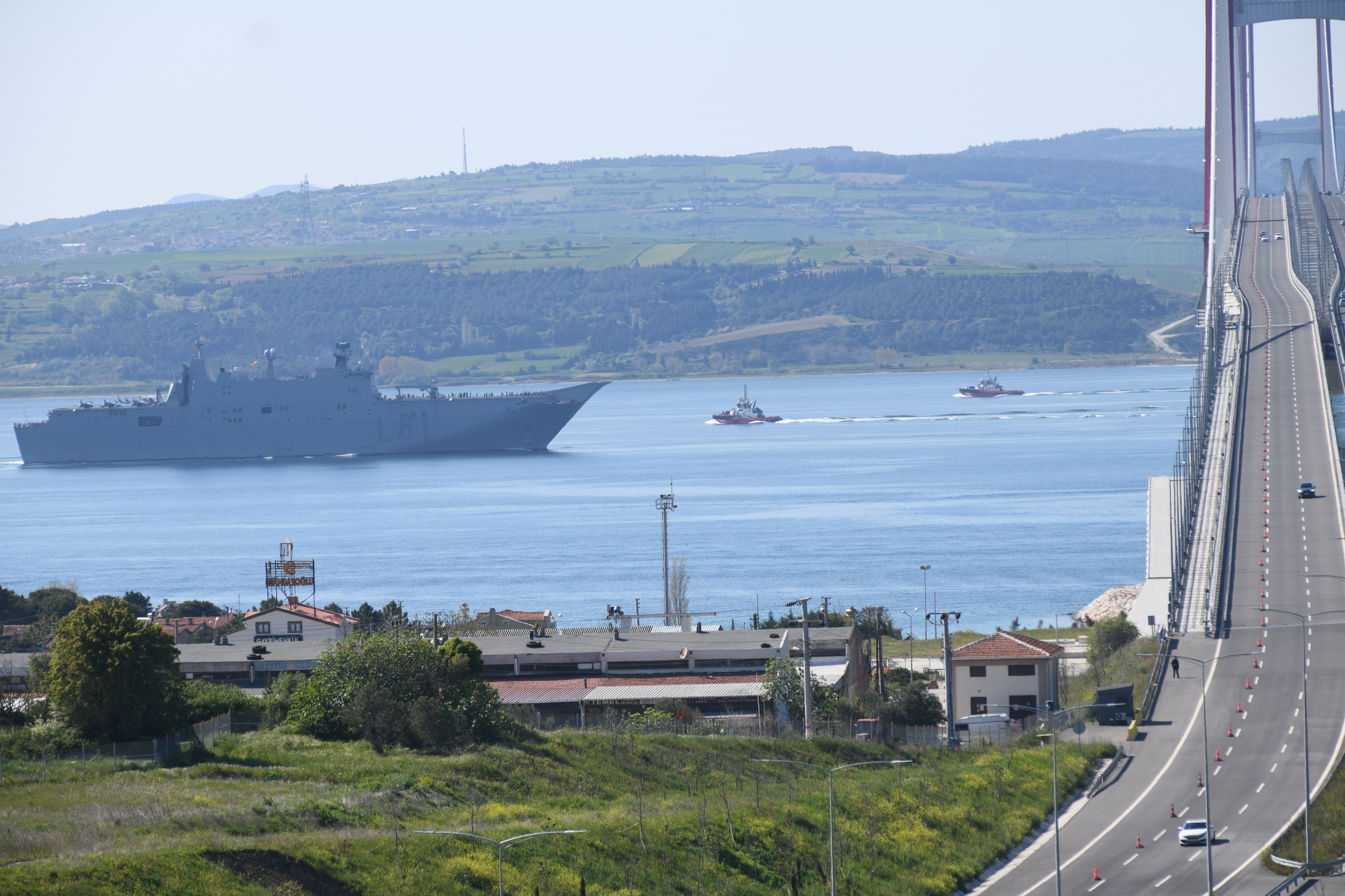 İspanya'nın hücum gemisi Çanakkale Boğazı'ndan geçti