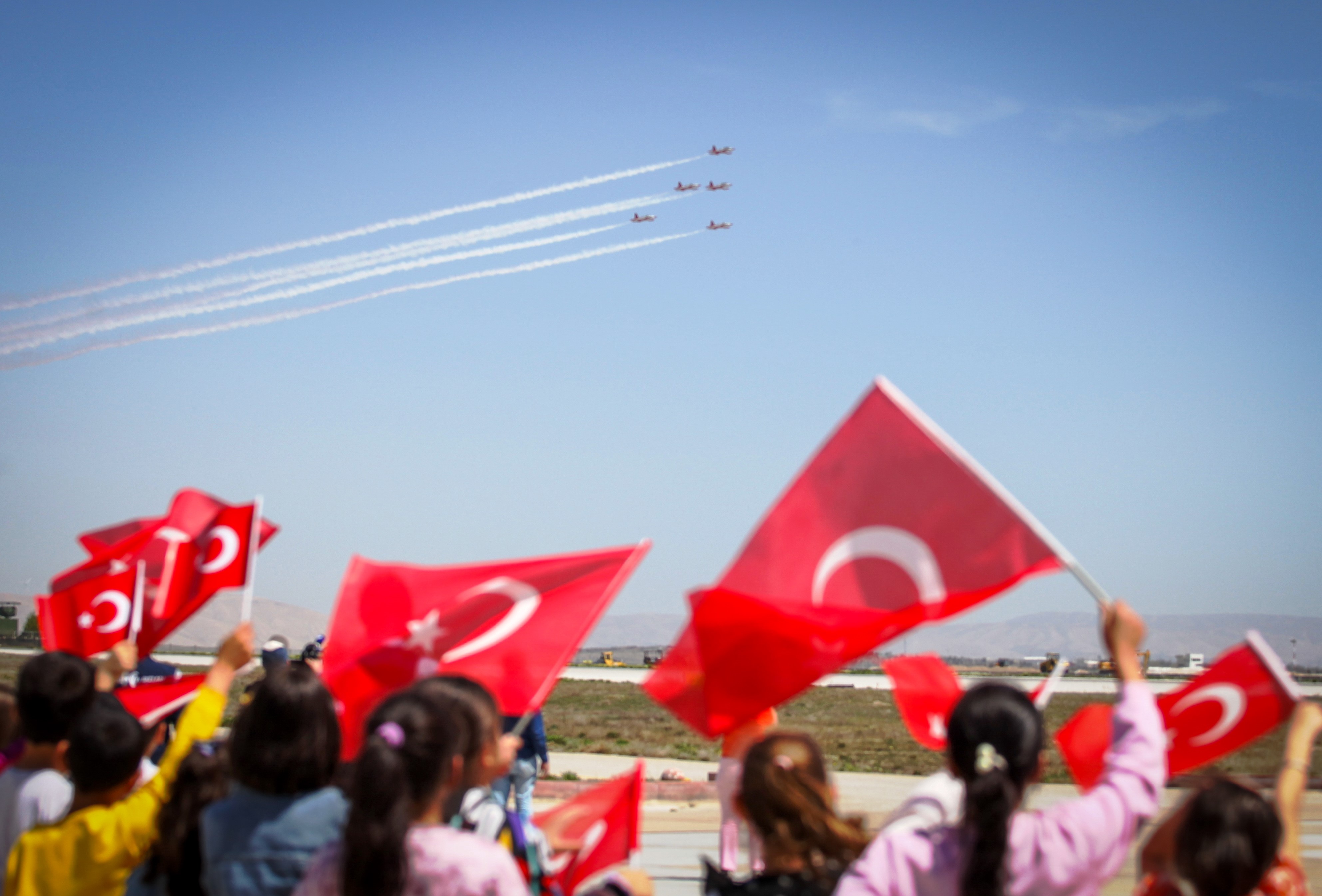 Türk Yıldızları’ndan öğrencilere 23 Nisan hediyesi